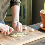 Knoblauch Drinnen Anbauen in 5 Einfachen Schritten (Es Ist Einfacher, Als Du Denkst!)